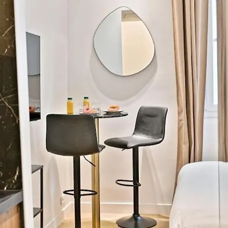 Chic Au Centre Du Sentier - Ii Apartment