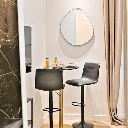 Chic Au Centre Du Sentier - Ii *