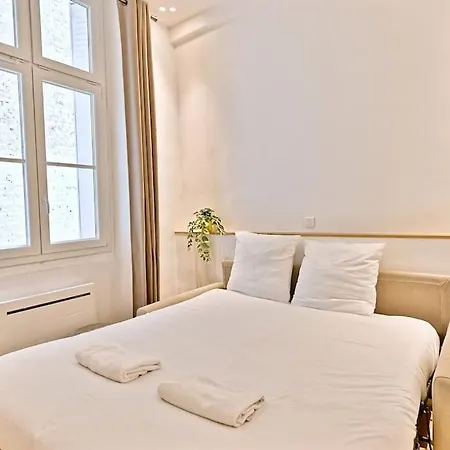 Chic Au Centre Du Sentier - Ii